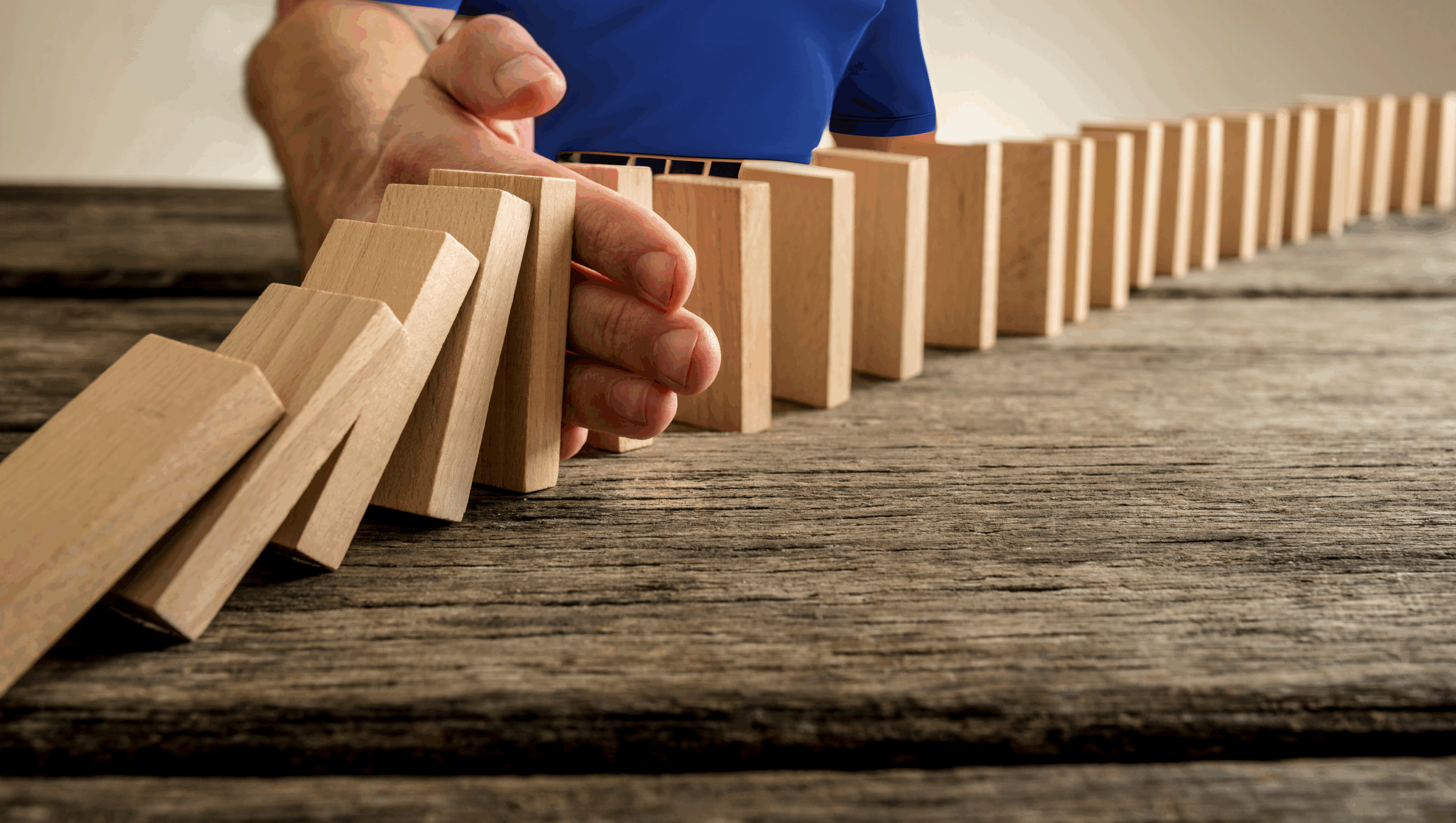 Dominosteentjes als metafoor voor het risico van gebrekkig boekhouden bij startups